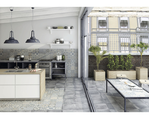 Helle Küche mit Fliesenboden und angrenzendem Balkon mit Esstisch