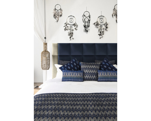 Coussin mural Riviera bleu foncé aspect velours 30 x 30 cm Chambre à coucher avec tête de lit bleue, coussins décoratifs, couvre-lit et attrape-rêves