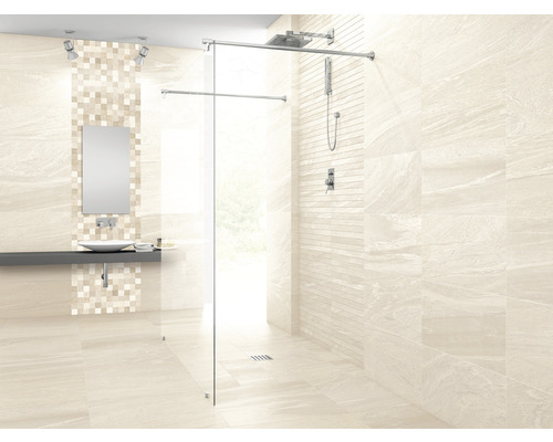 Salle de bain avec douche, lavabo et carrelage beige