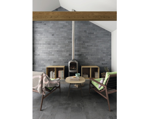 Salon avec mur en briques, poêle à bois, poutres en bois et parquet