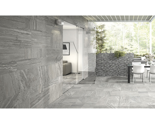 Espace de vie lumineux avec carrelage de sol imitation bois, carrelage mural et terrasse