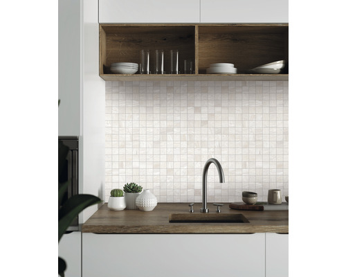 Helle Küche mit Mosaikfliesen als Spritzschutz und Holzarbeitsplatte