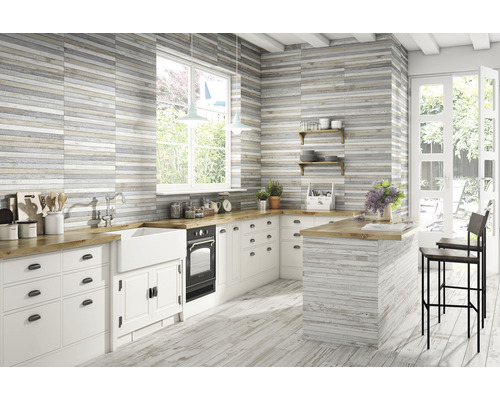 Helle Landhausküche mit Holzboden und Wandfliesen in Holzoptik