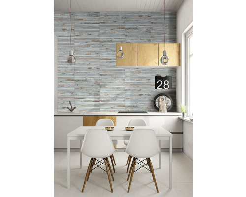 Heller Essbereich mit Holzwandpaneelen und Esstisch