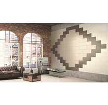 Salon avec mur en briques, canapé et carreaux muraux en losange