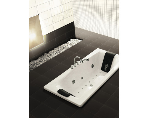 Badezimmer mit Whirlpool und dunklen Fliesen