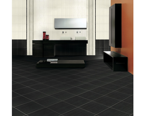Salle de bains moderne avec carrelage noir au sol, lavabo et miroir