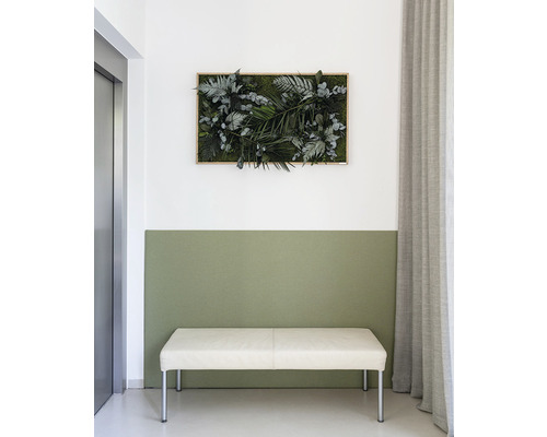 Dekoratives Moosbild über einer weißen Bank im Flur