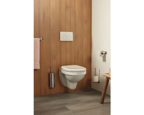 Modernes Badezimmer mit wandhängendem WC, Betätigungsplatte, Toilettenpapierhalter, WC-Bürstengarnitur und Handtuchhalter.