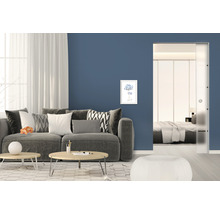 Salon avec canapé, table basse, tapis et porte coulissante vers la chambre