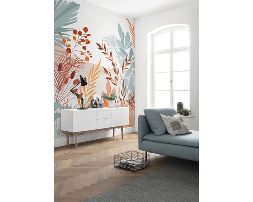 Salon avec papier peint photo floral, commode et canapé