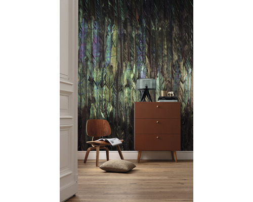 Salon avec papier peint à plumes, chaise en bois et commode.