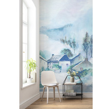 Wandbild mit aquarellierter Dorflandschaft in einem hellen Raum