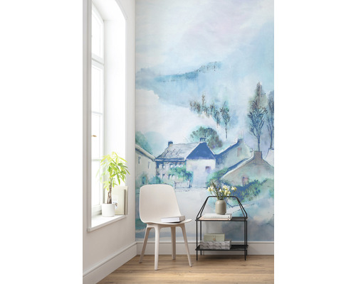 Wandbild mit aquarellierter Dorflandschaft in einem hellen Raum