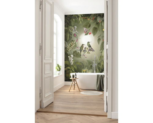 Badezimmer mit botanischer Dschungel-Tapete, freistehender Badewanne und Holzboden