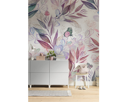 Szene mit Kommode, Stuhl, Rucksack und einer Wand mit Blumenmuster Tapete.