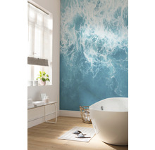 Badezimmer mit Badewanne und Fototapete mit Meeresmotiv