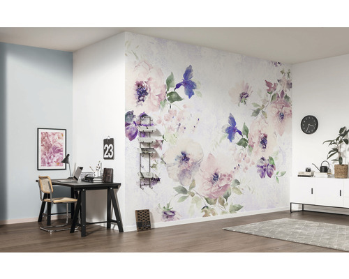 Modernes Arbeitszimmer mit Blumentapete und Schreibtisch