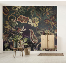 Raum mit floral gemusterter Tapete, Holzstuhl und Holzschrank