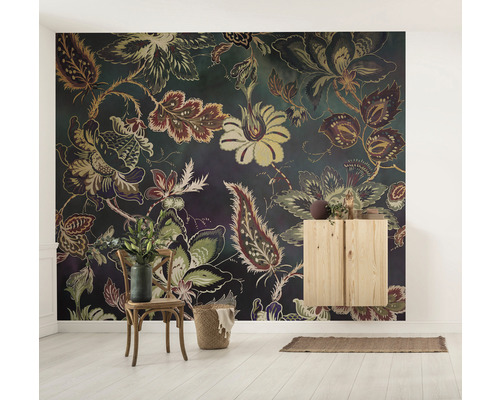 Raum mit floral gemusterter Tapete, Holzstuhl und Holzschrank