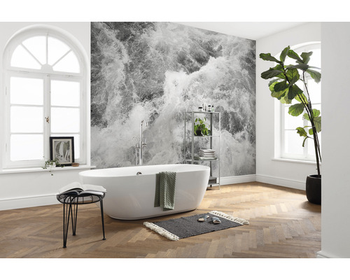 Helles Badezimmer mit freistehender Badewanne, Wasserfalltapete und Fischgrätparkett
