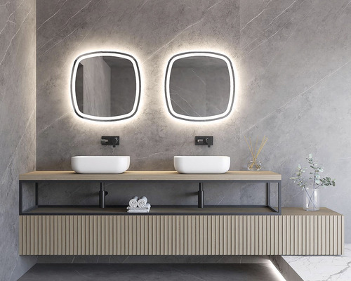 Salle de bains moderne avec deux lavabos, miroirs lumineux et lambris en bois