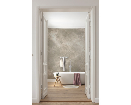 Vue d''une salle de bains à travers une porte ouverte avec baignoire îlot, tabouret et plancher en bois