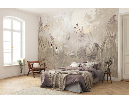 Blick in ein helles Schlafzimmer mit einer Fototapete mit Pflanzenmotiven