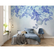 Schlafzimmer mit floraler Fototapete, Bett und Stuhl