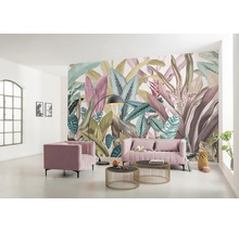 Wohnzimmer mit floraler Fototapete, Sessel, Sofa und Beistelltischen