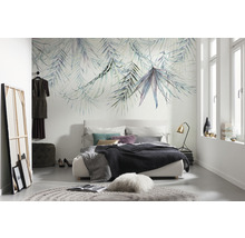 Schlafzimmer mit einem Bett, einem Teppich und einer Wandtapete mit Blättern
