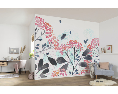 Intérieur avec papier peint photo floral, bureau et fauteuil.