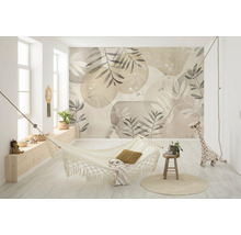 Pièce lumineuse avec fresque murale, hamac et éléments décoratifs