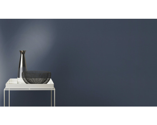 Dekoration mit Vase und Schale auf einem Beistelltisch vor einer Wand