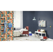 Kinderzimmer mit Bett, Tisch, Stühlen und Wandregal