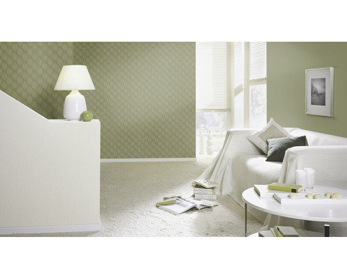 Wohnzimmer mit Tapete, Sofa und Tisch für eine helle und freundliche Atmosphäre