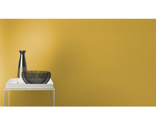 Dekorative Flasche und Metallkorb auf einem Tisch