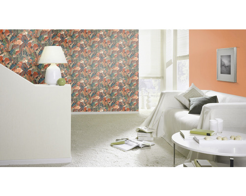 Salon avec papier peint à motifs, canapé et table basse