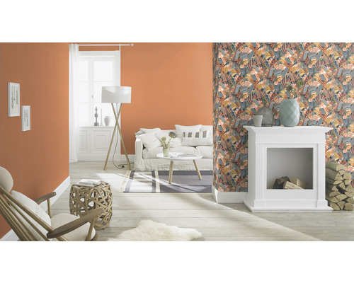 Salon avec meubles blancs, papier peint à motifs et mur orange