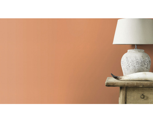 Décoration murale avec de la peinture, lampe de chevet et décoration sur une table en bois