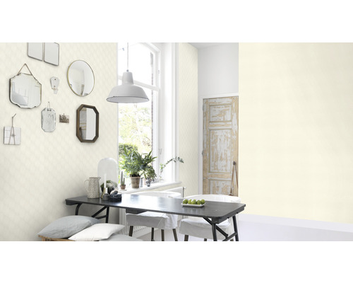 Heller Wohnraum mit Esstisch, Spiegeln und gemusterter Tapete