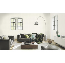 Wohnzimmer mit Sofa, Sessel, Stehlampe und gemusterter Tapete für ein stilvolles Ambiente