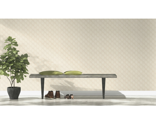 Helle Inneneinrichtung mit Bank, Kissen, Topfpflanze und Schuhen