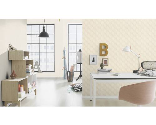 Helles Interieur mit Regalsystem, Schreibtisch und gemusterter Tapete