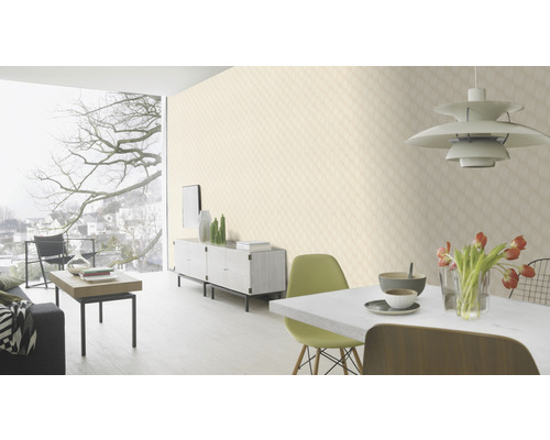 Heller Wohnraum mit gemusterter Tapete, Esstisch und Wohnzimmermöbeln.