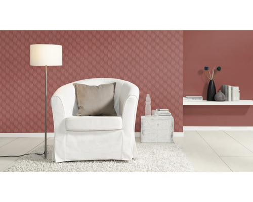 Wohnzimmer mit Sessel, Stehlampe, Wandtapete mit geometrischem Muster und weißem Teppich