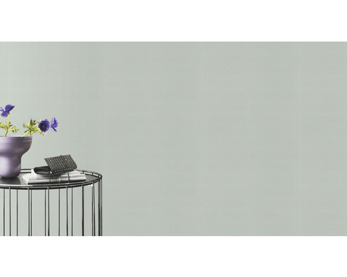 Dekoratives Stillleben mit Tisch, Blumen und Accessoires