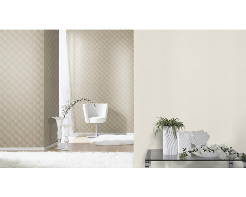 Heller Raum mit gemusterter Tapete, weißem Sessel und floralen Dekorationen