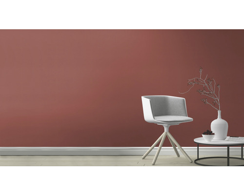 Pièce lumineuse avec chaise et table d''appoint devant un mur