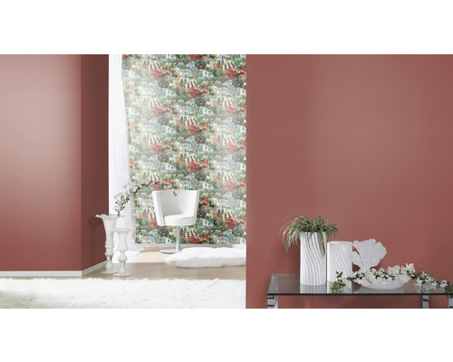 Espace de vie décoré avec papier peint à motifs, chaise et articles de décoration